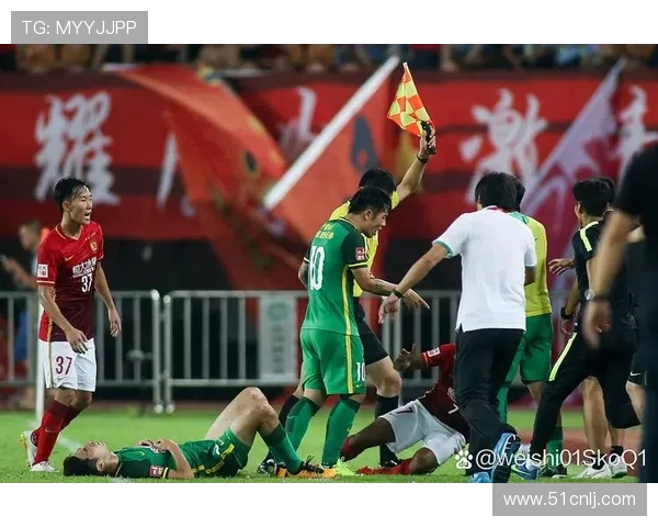 国足主场惊险逆转强敌 全场鏖战展现顽强拼搏精神燃爆球迷激情