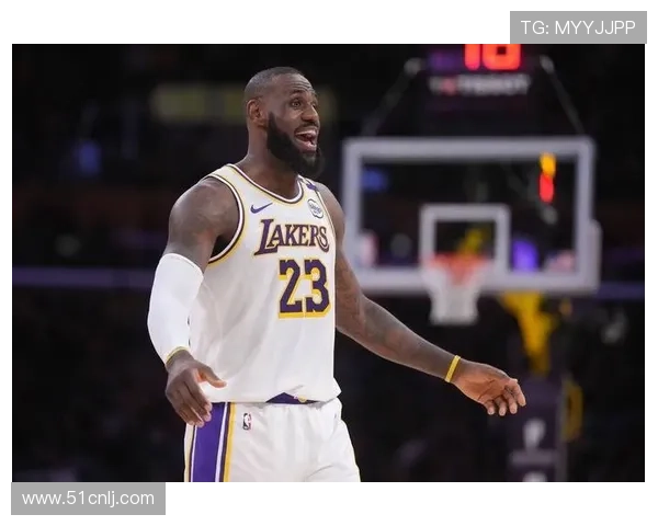 詹姆斯复出带领湖人迎战勇士 关键时刻展现领袖风范